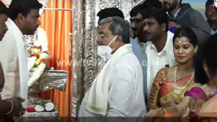 ಜಾತ್ರೆಯಲ್ಲಿ ಮಾವ ಸಿದ್ದರಾಮಯ್ಯ ಜೊತೆ ಕಾಣಿಸಿಕೊಂಡರು ಅವರ ಹಿರಿಸೊಸೆ ಸ್ಮಿತಾ ರಾಕೇಶ್ ಜಾತ್ರೆಯಲ್ಲಿ ಮಾವ ಸಿದ್ದರಾಮಯ್ಯ ಜೊತೆ ಕಾಣಿಸಿಕೊಂಡರು ಅವರ ಹಿರಿಸೊಸೆ ಸ್ಮಿತಾ ರಾಕೇಶ್