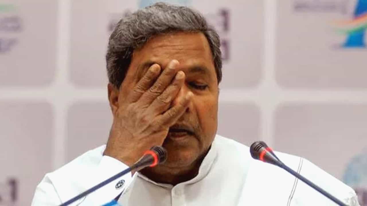 ಸಿದ್ದರಾಮಯ್ಯ ಹೇಳಿಕೆಯಿಂದ ಅಂತರ ಕಾಯ್ದುಕೊಂಡ ಕಾಂಗ್ರೆಸ್ ನಾಯಕರು; ಓಲೈಕೆ ಭರದಲ್ಲಿ ಏಕಾಂಗಿಯಾದ್ರಾ ಸಿದ್ದರಾಮಯ್ಯ? ಸಿದ್ದರಾಮಯ್ಯ ಹೇಳಿಕೆಯಿಂದ ಅಂತರ ಕಾಯ್ದುಕೊಂಡ ಕಾಂಗ್ರೆಸ್ ನಾಯಕರು; ಓಲೈಕೆ ಭರದಲ್ಲಿ ಏಕಾಂಗಿಯಾದ್ರಾ ಸಿದ್ದರಾಮಯ್ಯ?