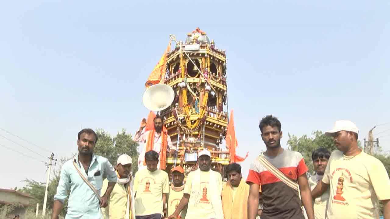 ರಾಯಚೂರು ತಲುಪಿದ ಶ್ರೀಶೈಲ ಪಾದಯಾತ್ರೆ: ಭಜನೆ, ಪೂಜೆಗೆ ಸ್ಥಳೀಯರ ಸಹಯೋಗ ರಾಯಚೂರು ತಲುಪಿದ ಶ್ರೀಶೈಲ ಪಾದಯಾತ್ರೆ: ಭಜನೆ, ಪೂಜೆಗೆ ಸ್ಥಳೀಯರ ಸಹಯೋಗ