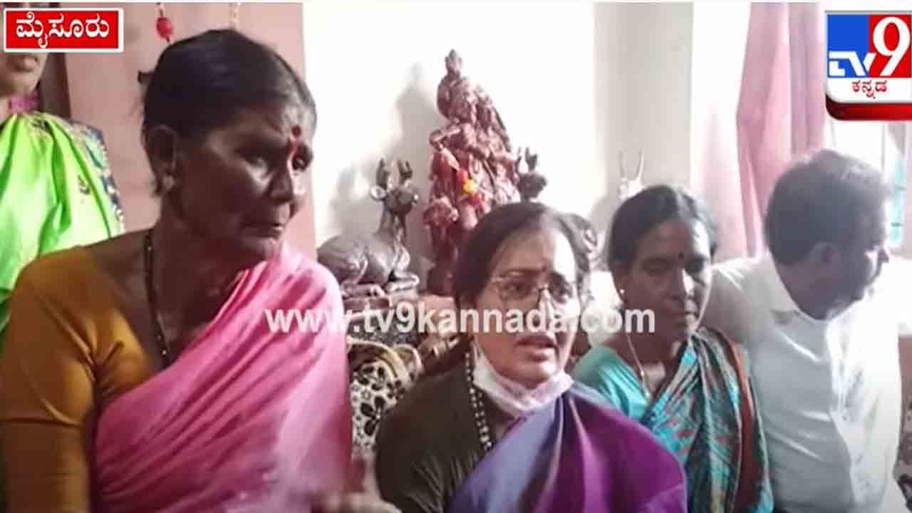 ಗಲಾಟೆಯಲ್ಲಿ ಸುಮಲತಾ ಕಾರು ಚಾಲಕನಿಗೆ ಗಾಯ: ಪೊಲೀಸ್ ಠಾಣೆಗೆ ದೂರು ನೀಡಿದ ಮಂಡ್ಯ ಸಂಸದೆ! ಗಲಾಟೆಯಲ್ಲಿ ಸುಮಲತಾ ಕಾರು ಚಾಲಕನಿಗೆ ಗಾಯ: ಪೊಲೀಸ್ ಠಾಣೆಗೆ ದೂರು ನೀಡಿದ ಮಂಡ್ಯ ಸಂಸದೆ!