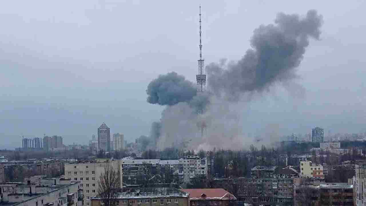 Russia-Ukraine War: ಕೀವ್ನಲ್ಲಿರುವ ಟಿವಿ ಟವರ್ ಮೇಲೆ ರಷ್ಯಾ ಬಾಂಬ್ ದಾಳಿ; 5 ಮಂದಿ ಸಾವು, ಚಾನಲ್ಗಳೆಲ್ಲ ಸ್ಥಗಿತ Russia-Ukraine War: ಕೀವ್ನಲ್ಲಿರುವ ಟಿವಿ ಟವರ್ ಮೇಲೆ ರಷ್ಯಾ ಬಾಂಬ್ ದಾಳಿ; 5 ಮಂದಿ ಸಾವು, ಚಾನಲ್ಗಳೆಲ್ಲ ಸ್ಥಗಿತ