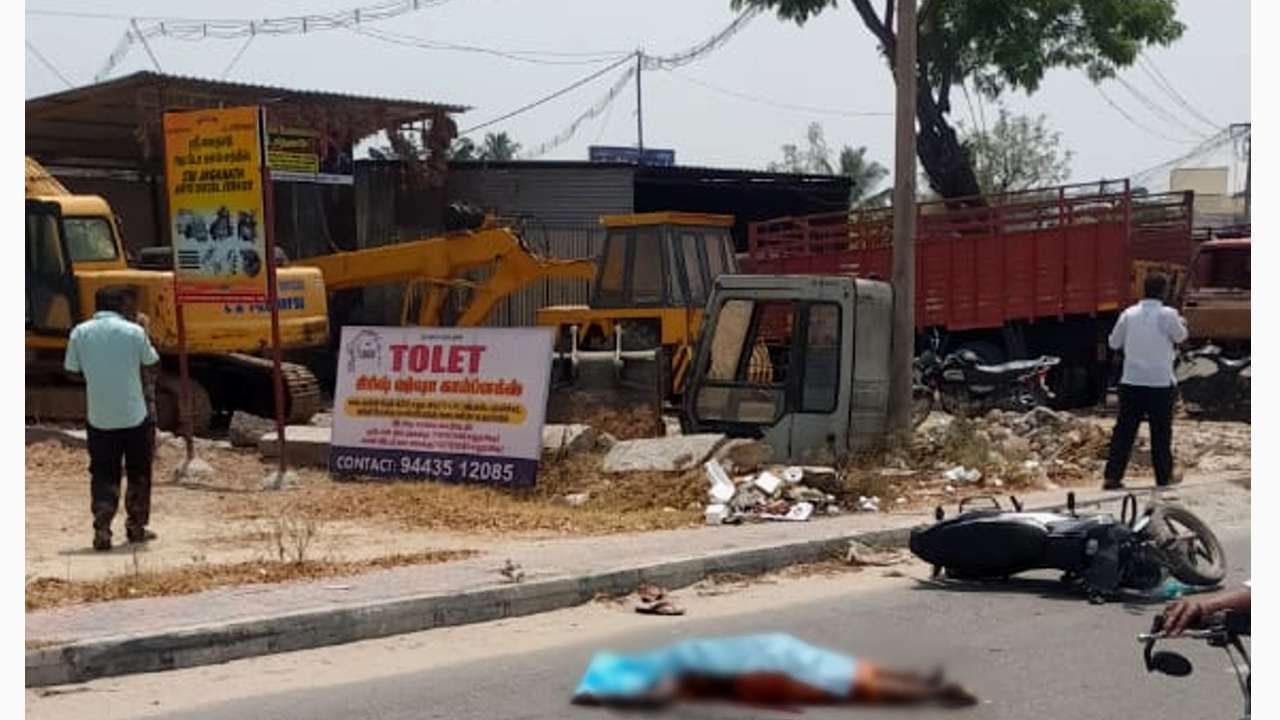ಆನೇಕಲ್: ಬೆಂಗಳೂರು-ಕೃಷ್ಣಗಿರಿ ಹೆದ್ದಾರಿಯಲ್ಲಿ ದಂಪತಿ ಮೇಲೆ ಹರಿದ ಬಸ್, ಸ್ಥಳದಲ್ಲೇ ಮಹಿಳೆ ಸಾವು ಆನೇಕಲ್: ಬೆಂಗಳೂರು-ಕೃಷ್ಣಗಿರಿ ಹೆದ್ದಾರಿಯಲ್ಲಿ ದಂಪತಿ ಮೇಲೆ ಹರಿದ ಬಸ್, ಸ್ಥಳದಲ್ಲೇ ಮಹಿಳೆ ಸಾವು