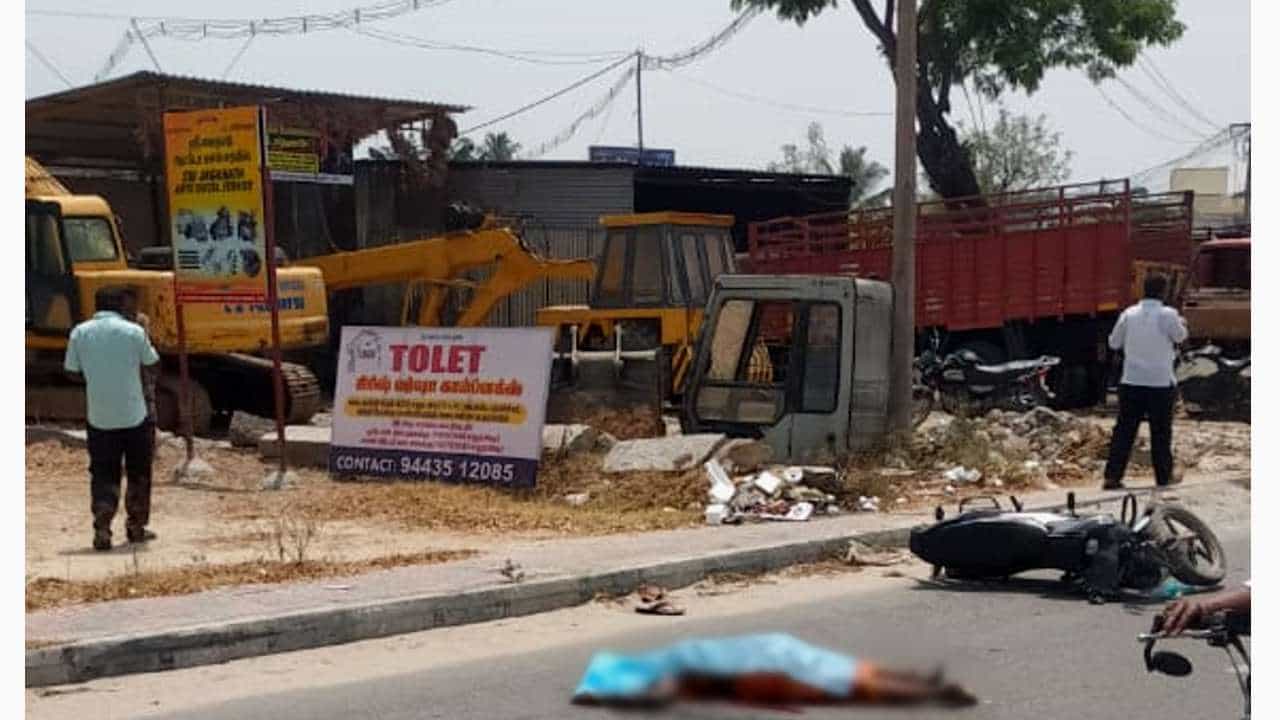 ಆನೇಕಲ್: ಬೆಂಗಳೂರು-ಕೃಷ್ಣಗಿರಿ ಹೆದ್ದಾರಿಯಲ್ಲಿ ದಂಪತಿ ಮೇಲೆ ಹರಿದ ಬಸ್, ಸ್ಥಳದಲ್ಲೇ ಮಹಿಳೆ ಸಾವು ಆನೇಕಲ್: ಬೆಂಗಳೂರು-ಕೃಷ್ಣಗಿರಿ ಹೆದ್ದಾರಿಯಲ್ಲಿ ದಂಪತಿ ಮೇಲೆ ಹರಿದ ಬಸ್, ಸ್ಥಳದಲ್ಲೇ ಮಹಿಳೆ ಸಾವು
