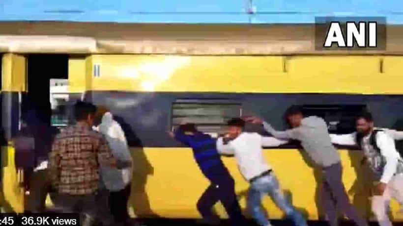 Video: ತಳ್ಳು ನೂಕು ಐಸಾ; ರೈಲನ್ನೇ ತಳ್ಳಿ ಬೆಂಕಿ ಹೊತ್ತಿದ್ದ ಕಂಪಾರ್ಟ್ಮೆಂಟ್ ಬೇರ್ಪಡಿಸಿದ ಪ್ರಯಾಣಿಕರು