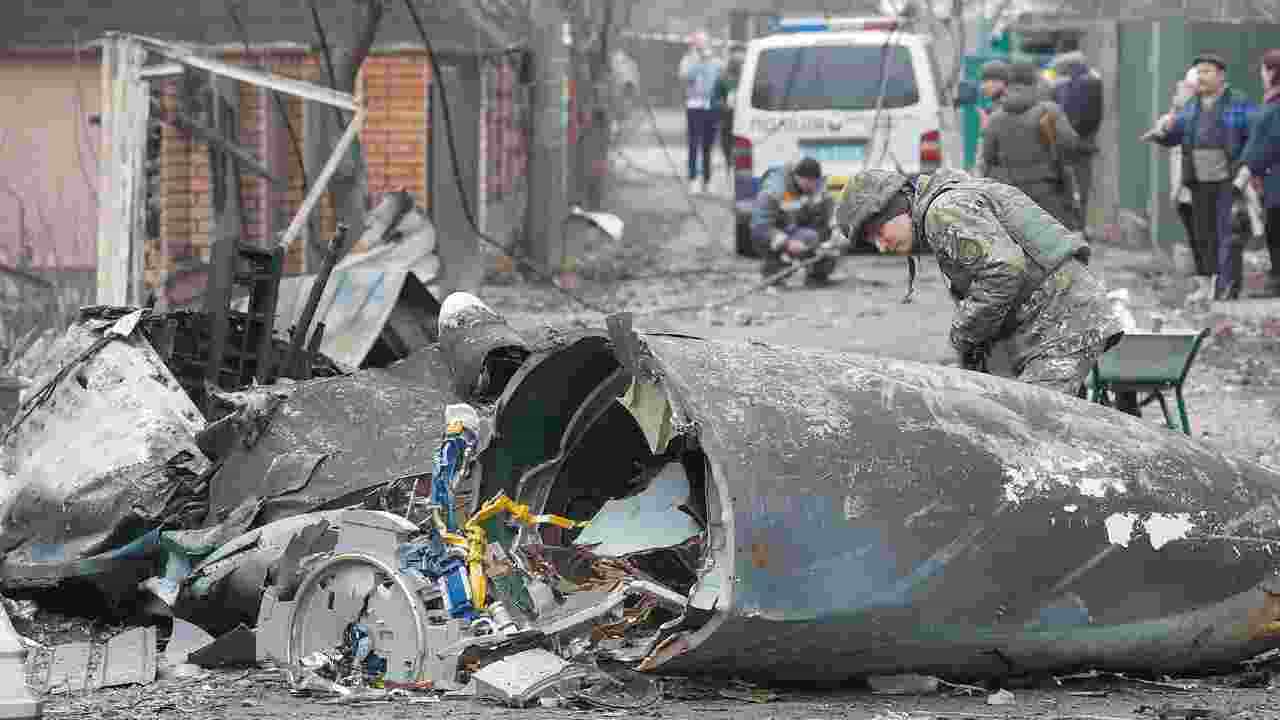 Russia-Ukraine War: ನಿರ್ಬಂಧಗಳ ವಿರುದ್ಧ ಪ್ರತೀಕಾರಕ್ಕೆ ರಷ್ಯಾ ಸಿದ್ಧತೆ: 5 ಮಹತ್ವದ ಬೆಳವಣಿಗೆಗಳ ವಿವರ ಇಲ್ಲಿದೆ Russia-Ukraine War: ನಿರ್ಬಂಧಗಳ ವಿರುದ್ಧ ಪ್ರತೀಕಾರಕ್ಕೆ ರಷ್ಯಾ ಸಿದ್ಧತೆ: 5 ಮಹತ್ವದ ಬೆಳವಣಿಗೆಗಳ ವಿವರ ಇಲ್ಲಿದೆ