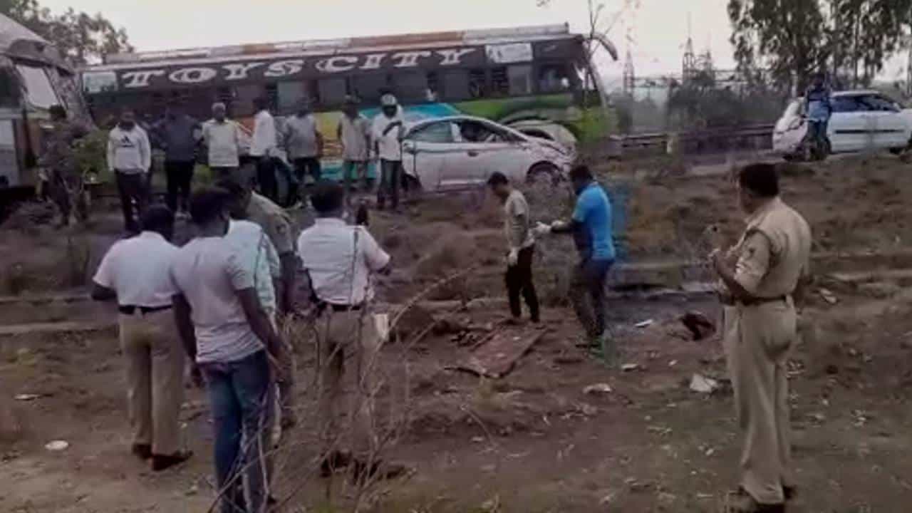 ರೋಡ್ ಡಿವೈಡರ್ಗೆ ಬೈಕ್ ಡಿಕ್ಕಿ; ಬೆಂಗಳೂರಿನ ಇಬ್ಬರೂ ಬೈಕ್ ಸವಾರರು ಸ್ಥಳದಲ್ಲೇ ಸಾವು ರೋಡ್ ಡಿವೈಡರ್ಗೆ ಬೈಕ್ ಡಿಕ್ಕಿ; ಬೆಂಗಳೂರಿನ ಇಬ್ಬರೂ ಬೈಕ್ ಸವಾರರು ಸ್ಥಳದಲ್ಲೇ ಸಾವು