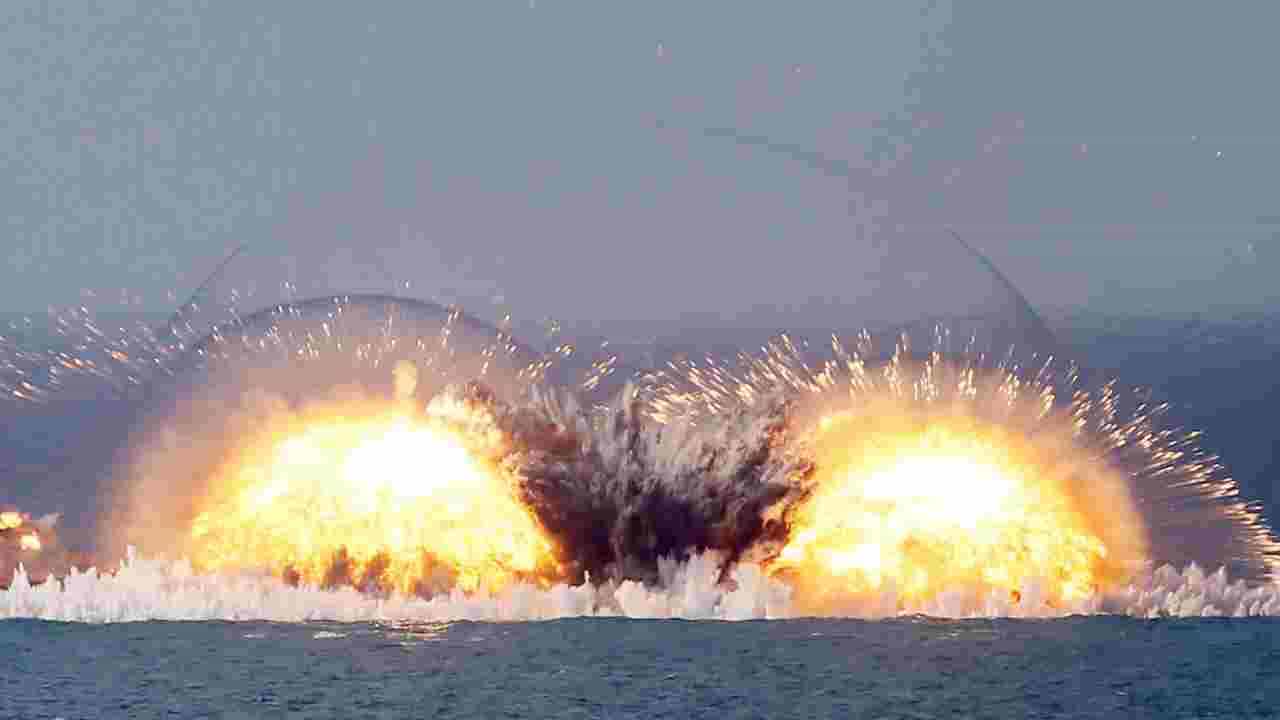 Vacuum Bomb: ಉಕ್ರೇನ್ ಮೇಲೆ ರಷ್ಯಾದಿಂದ ವ್ಯಾಕ್ಯೂಮ್ ಬಾಂಬ್ ದಾಳಿ; ಮನುಷ್ಯ ದೇಹವನ್ನೇ ಆವಿ ಮಾಡುವ ಭಯಾನಕ ಸ್ಫೋಟಕ ಇದು ! Vacuum Bomb: ಉಕ್ರೇನ್ ಮೇಲೆ ರಷ್ಯಾದಿಂದ ವ್ಯಾಕ್ಯೂಮ್ ಬಾಂಬ್ ದಾಳಿ; ಮನುಷ್ಯ ದೇಹವನ್ನೇ ಆವಿ ಮಾಡುವ ಭಯಾನಕ ಸ್ಫೋಟಕ ಇದು !