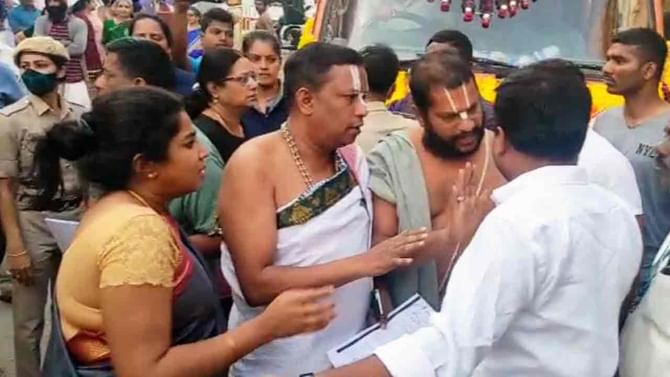 ಮೇಲುಕೋಟೆಯಲ್ಲಿ ಇಂದು ವೈರಮುಡಿ ಉತ್ಸವಕ್ಕೆ ಸರ್ವ ಸಿದ್ಧತೆ: ಸ್ಥಾನಿಕರಿಂದ ಆಭರಣ ವಾಹನಕ್ಕೆ ಅಡ್ಡಿ, ಭಕ್ತರಲ್ಲಿ ಬೇಸರ ಮೇಲುಕೋಟೆಯಲ್ಲಿ ಇಂದು ವೈರಮುಡಿ ಉತ್ಸವಕ್ಕೆ ಸರ್ವ ಸಿದ್ಧತೆ: ಸ್ಥಾನಿಕರಿಂದ ಆಭರಣ ವಾಹನಕ್ಕೆ ಅಡ್ಡಿ, ಭಕ್ತರಲ್ಲಿ ಬೇಸರ