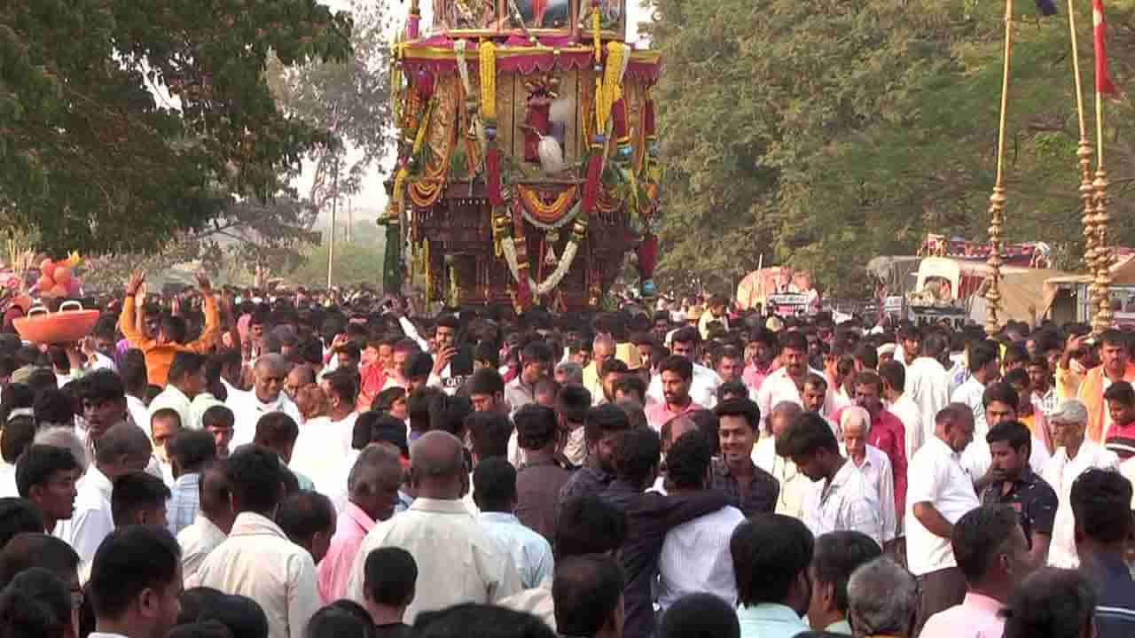 ದಾವಣಗೆರೆಯಲ್ಲಿ ವೀರಭದ್ರೇಶ್ವರನ ಅದ್ಧೂರಿ ರಥೋತ್ಸವದಲ್ಲಿ ಹರಿದು ಬಂದ ಭಕ್ತ ಸಾಗರ, ಪಾದಯಾತ್ರೆ ಮೂಲಕ ಹರಕೆ ತೀರಿಸಿದ ಭಕ್ತಗಣ