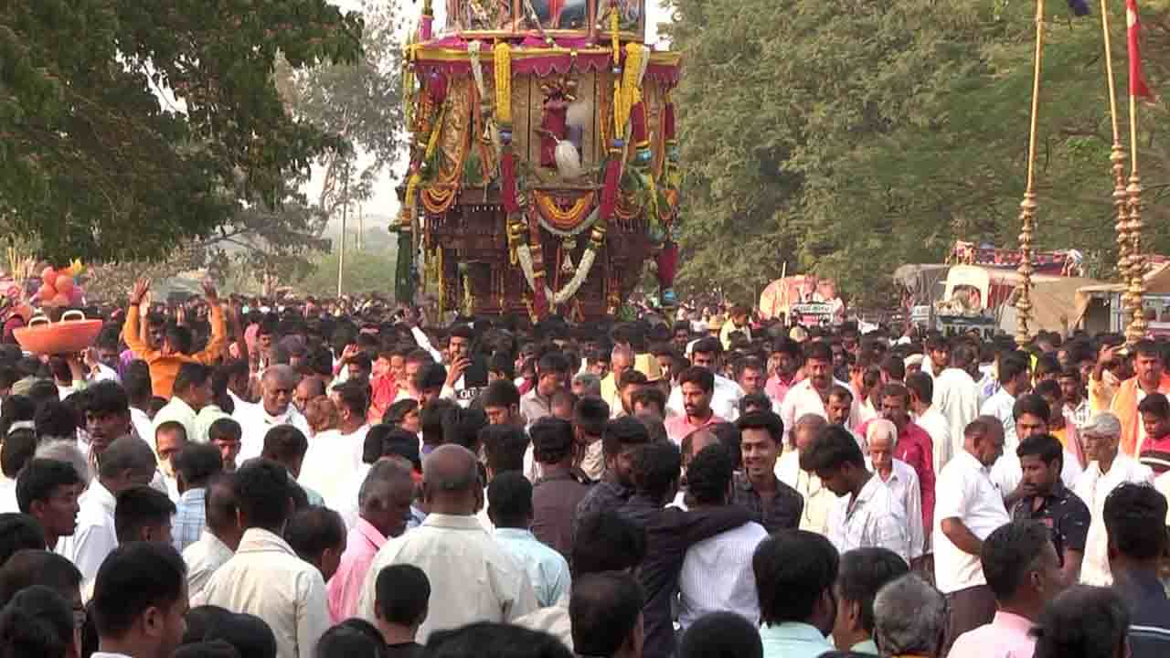 ದಾವಣಗೆರೆಯಲ್ಲಿ ವೀರಭದ್ರೇಶ್ವರನ ಅದ್ಧೂರಿ ರಥೋತ್ಸವದಲ್ಲಿ ಹರಿದು ಬಂದ ಭಕ್ತ ಸಾಗರ, ಪಾದಯಾತ್ರೆ ಮೂಲಕ ಹರಕೆ ತೀರಿಸಿದ ಭಕ್ತಗಣ ದಾವಣಗೆರೆಯಲ್ಲಿ ವೀರಭದ್ರೇಶ್ವರನ ಅದ್ಧೂರಿ ರಥೋತ್ಸವದಲ್ಲಿ ಹರಿದು ಬಂದ ಭಕ್ತ ಸಾಗರ, ಪಾದಯಾತ್ರೆ ಮೂಲಕ ಹರಕೆ ತೀರಿಸಿದ ಭಕ್ತಗಣ