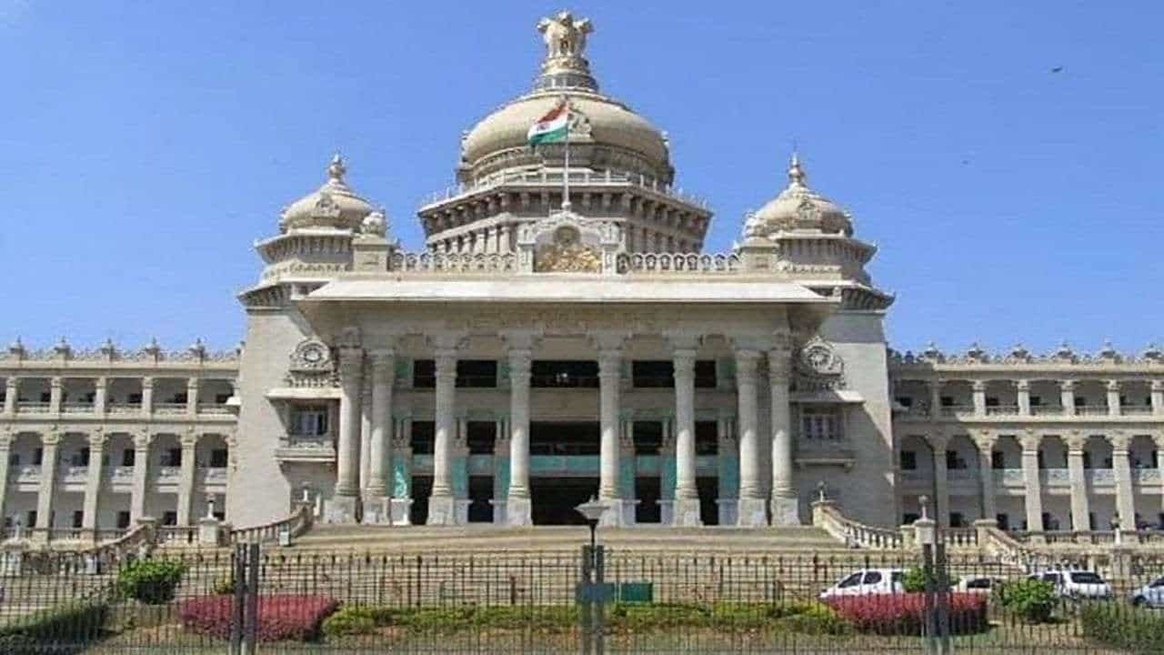 Karnataka Budget Highlights: ಕರ್ನಾಟಕ ಬಜೆಟ್ 2022ರ ಗಾತ್ರ 2,65,720 ಕೋಟಿ ರೂ.; ಯಾವ ಕ್ಷೇತ್ರಕ್ಕೆ ಎಷ್ಟು ಹಣ ಇಲ್ಲಿದೆ ಮಾಹಿತಿ Karnataka Budget Highlights: ಕರ್ನಾಟಕ ಬಜೆಟ್ 2022ರ ಗಾತ್ರ 2,65,720 ಕೋಟಿ ರೂ.; ಯಾವ ಕ್ಷೇತ್ರಕ್ಕೆ ಎಷ್ಟು ಹಣ ಇಲ್ಲಿದೆ ಮಾಹಿತಿ