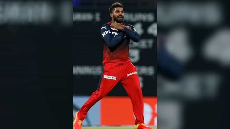 ರಾಯಲ್ ಚಾಲೆಂಜರ್ಸ್ ಬೆಂಗಳೂರು ತಂಡದ ವನಿಂದು ಹಸರಂಗ ಪ್ರಸ್ತುತ ಐಪಿಎಲ್ನಲ್ಲಿ ನಡೆದಿರುವ ಆರು ಪಂದ್ಯಗಳ ಪ್ರಕಾರ ಪರ್ಪಲ್ ಕ್ಯಾಪ್ ರೇಸ್ನಲ್ಲಿ ಅಗ್ರಸ್ಥಾನದಲ್ಲಿದ್ದಾರೆ. ಹಸರಂಗ 2 ಪಂದ್ಯಗಳಲ್ಲಿ ಒಟ್ಟು 5 ವಿಕೆಟ್ ಪಡೆದಿದ್ದಾರೆ. ಜೊತೆಗೆ 6 ಓವರ್ಗಳನ್ನು ಬೌಲ್ ಮಾಡಿ 60 ರನ್ಗಳನ್ನು ಬಿಟ್ಟುಕೊಟ್ಟಿದ್ದಾರೆ.