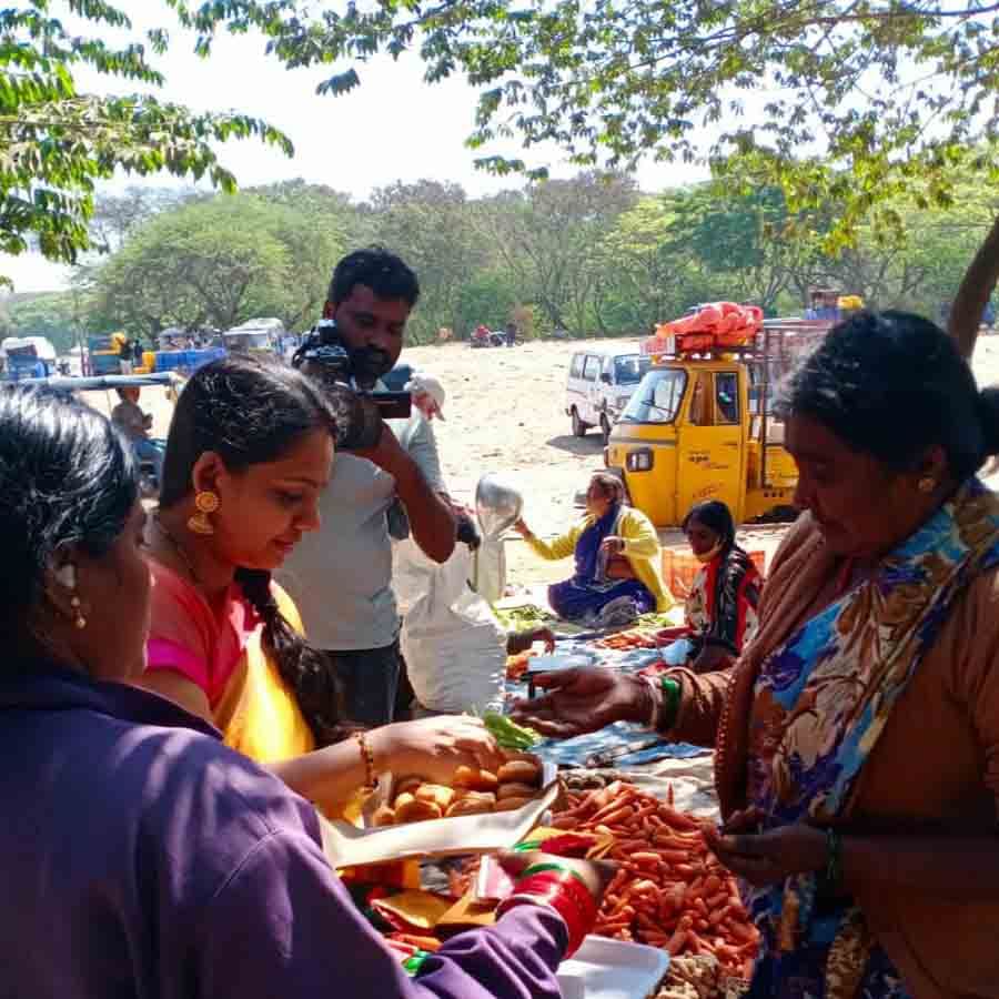 ಮೈಸೂರಿನ ಎಂ.ಜಿ.ರಸ್ತೆ ಮಾರುಕಟ್ಟೆಯಲ್ಲಿ ವಿಶೇಷವಾಗಿ ಮಹಿಳಾ ದಿನಾಚರಣೆ ಆಚರಿಸಲಾಗಿದೆ. ಡಾಕ್ಟರ್ ಶ್ವೇತಾ ಅನ್ನೋರು ತರಕಾರಿ ಮಾರುವ ಮಹಿಳೆಯರಿಗೆ ಬಾಗಿನ ನೀಡಿ ವುಮೆನ್ಸ್ ಡೇ ಮಹತ್ವ ಹೆಚ್ಚಿಸಿದ್ರು.