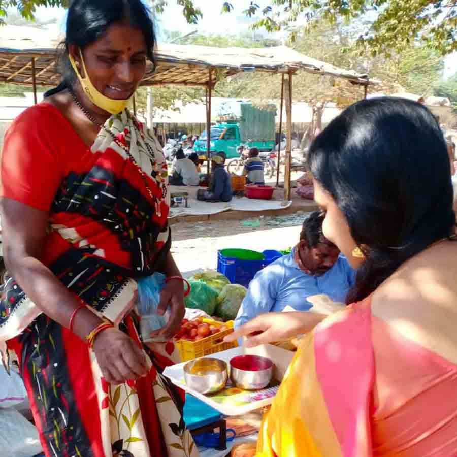 ಸಿಹಿ ಹಂಚಿ, ಮಹಿಳಾ ವ್ಯಾಪಾರಿಗಳಿಗೆ ಅರಿಶಿನ, ಕುಂಕುಮ, ಬಳೆ, ರವಿಕೆ ನೀಡಿ ಮಹಿಳಾ ದಿನಾಚರಣೆಯನ್ನು ಆಚರಿಸಿದ ಡಾಕ್ಟರ್ ಶ್ವೇತಾ