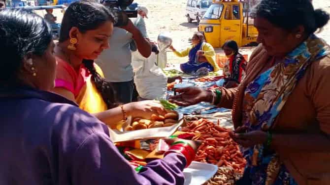 Women's Day Special: ಮೈಸೂರು ಮಾರುಕಟ್ಟೆಯಲ್ಲಿ ತರಕಾರಿ ಮಾರುವವರಿಗೆ ಬಾಗಿನ ನೀಡಿ ಮಹಿಳಾ ದಿನ ಆಚರಣೆ, ವಿಶೇಷ ಏನಿತ್ತು?