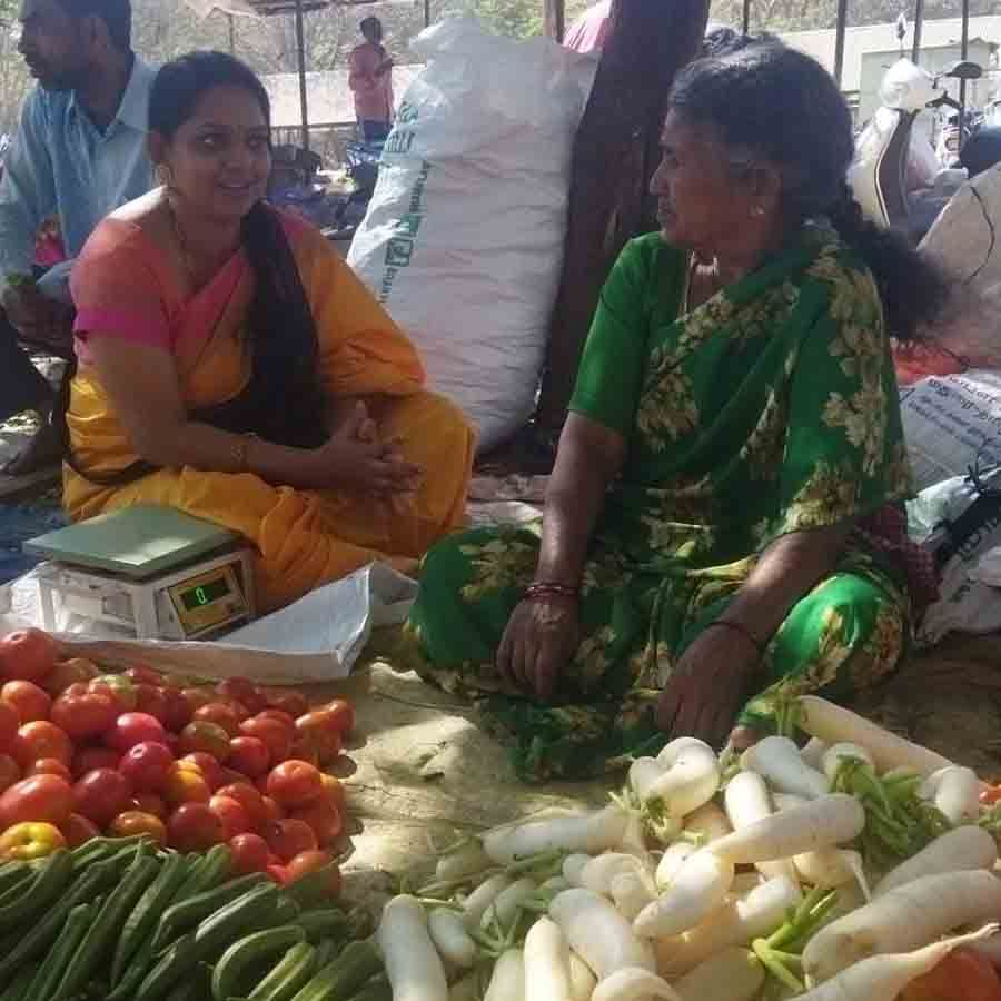 ವ್ಯಾಪಾರಿಗಳೊಂದಿಗೆ ಬೆರೆತು ಕಷ್ಟ ಆಲಿಸಿ ವುಮೆನ್ಸ್ ಡೇ ಮಹತ್ವ ಹೆಚ್ಚಿಸಿದ್ರು.  