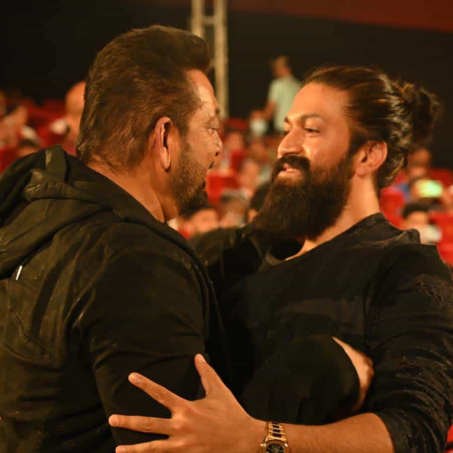 ‘ಕೆಜಿಎಫ್ ಚಾಪ್ಟರ್ 2’ ಸಿನಿಮಾದ ಟ್ರೇಲರ್ ರಿಲೀಸ್ ಆಗಿದೆ. ಬೆಂಗಳೂರಿನಲ್ಲಿ ನಡೆದ ಅದ್ದೂರಿ ಕಾರ್ಯಕ್ರಮದಲ್ಲಿ ಟ್ರೇಲರ್ ರಿಲೀಸ್ ಮಾಡಲಾಗಿದೆ. ಈ ಕಾರ್ಯಕ್ರಮಕ್ಕೆ ಸಂಜಯ್ ದತ್ ಕೂಡ ಆಗಮಿಸಿದ್ದರು.