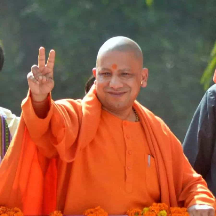 ಉತ್ತರ ಪ್ರದೇಶದ ಬಿಜೆಪಿ ಮುಖ್ಯಮಂತ್ರಿ ಅಭ್ಯರ್ಥಿ ಯೋಗಿ ಆದಿತ್ಯನಾಥ್ಗೆ ರಾಜಕೀಯಕ್ಕೂ ಮೊದಲು ಗಣಿತದ ಬಗ್ಗೆ ಆಸಕ್ತಿ ಹೊಂದಿದ್ದರು. ಯುಪಿ ವಿಧಾನಸಭಾ ಚುನಾವಣೆ 2022 (Uttar Pradesh Assembly Election Results 2022) ಫಲಿತಾಂಶಕ್ಕಾಗಿ ದೇಶಾದ್ಯಂತ ಜನರು ಕಾಯುತ್ತಿದ್ದಾರೆ. ಗೋರಖ್ಪುರದ ಪ್ರಸಿದ್ಧ ಗೋರಖನಾಥ ದೇವಾಲಯದ ಮುಖ್ಯಸ್ಥ ಯೋಗಿ ಆದಿತ್ಯನಾಥ್ ಉತ್ತರ ಪ್ರದೇಶದ ಮುಖ್ಯಮಂತ್ರಿಯಾಗಿದ್ದು, ಈ ಬಾರಿಯೂ ಯೋಗಿ ಅಧಿಕಾರ ವಹಿಸುವ ಸೂಚನೆಗಳಿವೆ ಎಂದು ಹೇಳಲಾಗಿದೆ. ಯೋಗಿ ಆದಿತ್ಯನಾಥ್ ಅವರು ಉತ್ತಮ ವಾಗ್ಮಿ ಮತ್ತು ತಮ್ಮ ಭಾಷಣದಿಂದ ಯಾರನ್ನಾದರೂ ಆಕರ್ಷಿಸುವ ಸಾಮರ್ಥ್ಯ ಹೊಂದಿದ್ದಾರೆ. ಚಿಕ್ಕ ವಯಸ್ಸಿನಲ್ಲೇ ಸನ್ಯಾಸ ಸ್ವೀಕರಿಸಿದ ಅವರು ಅಧ್ಯಯನದಲ್ಲಿ ಹೇಗಿದ್ದರು ಮತ್ತು ಅವರ ವಿದ್ಯಾರ್ಥಿ ಜೀವನ ಹೇಗಿತ್ತು ಎಂಬುದನ್ನು ನೋಡೋಣ. (ಫೋಟೋ ಕೃಪೆ: Instagram)