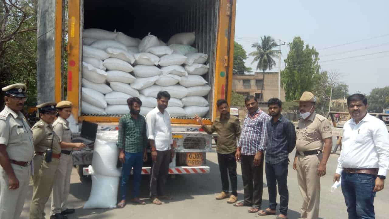 Hospet: ಗುಜರಾತಿಗೆ ಕಂಟೇನರ್ ನಲ್ಲಿ ಪಡಿತರ ಅಕ್ಕಿ ಅಕ್ರಮ ಸಾಗಣೆ, ಇಬ್ಬರ ಬಂಧನ Hospet: ಗುಜರಾತಿಗೆ ಕಂಟೇನರ್ ನಲ್ಲಿ ಪಡಿತರ ಅಕ್ಕಿ ಅಕ್ರಮ ಸಾಗಣೆ, ಇಬ್ಬರ ಬಂಧನ