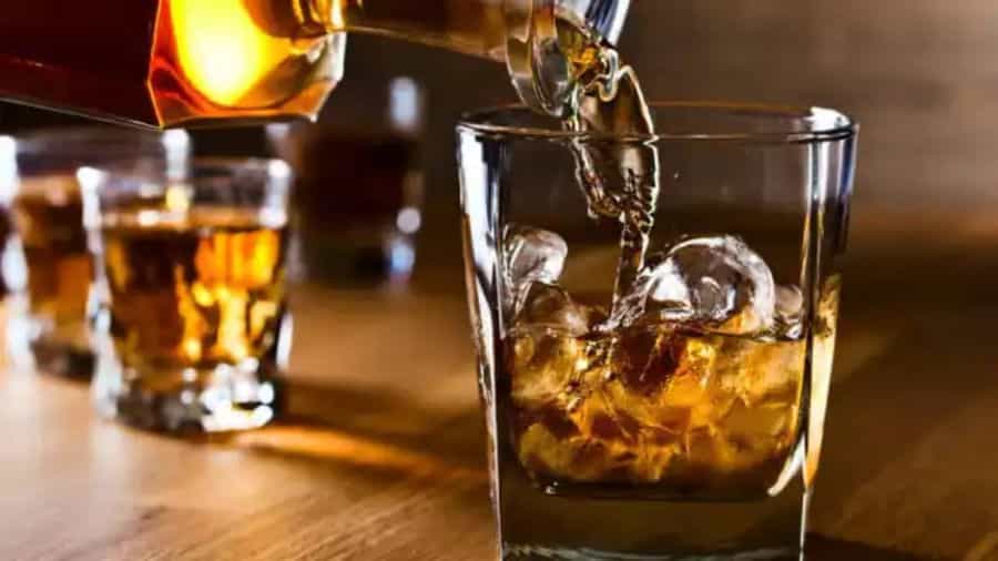 ಆಲ್ಕೋಹಾಲ್: ಆರೋಗ್ಯ-ಆಹಾರ ಕ್ರಮದಲ್ಲಿ ಇದು ನಿಜಕ್ಕೂ ದುರಭ್ಯಾಸವೇ ಸರಿ. ಮದ್ಯಪಾನ ಆರೋಗ್ಯಕ್ಕೆ ಹಾನಿಕರ ಎಂಬುದು ನಿಖರ. ಇದು ದೇಹದ ಮೇಲಷ್ಟೇ ಅಲ್ಲ; ಮಾನಸಿಕವಾಗಿಯೂ ಪರಿಣಾಮ ಬೀರಬಲ್ಲದು.