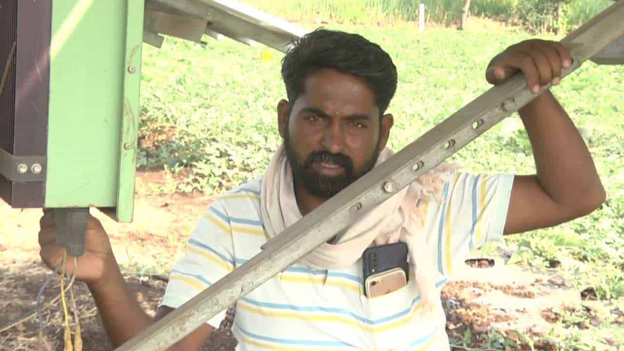 ಪದವೀಧರನಿಂದ ಕೃಷಿಯಲ್ಲಿ ಕ್ರಾಂತಿ; ಕೈ ಕೊಡುತ್ತಿದ್ದ ವಿದ್ಯುತ್ಗೆ ಪರ್ಯಾಯವಾಗಿ ಸೌರಶಕ್ತಿಯ ಮೊರೆ ಪದವೀಧರನಿಂದ ಕೃಷಿಯಲ್ಲಿ ಕ್ರಾಂತಿ; ಕೈ ಕೊಡುತ್ತಿದ್ದ ವಿದ್ಯುತ್ಗೆ ಪರ್ಯಾಯವಾಗಿ ಸೌರಶಕ್ತಿಯ ಮೊರೆ
