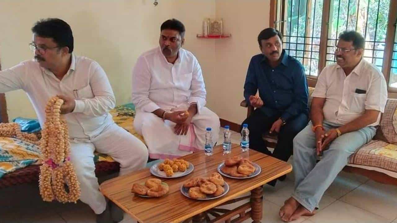 ಬೇಲೇಕೇರಿ ಅದಿರು ನಾಪತ್ತೆ ಪ್ರಕರಣ: ಹಾಲಿ ಸಚಿವ ಆನಂದ್ ಸಿಂಗ್, ಮಾಜಿ ಸಚಿವ ಜನಾರ್ದನ ರೆಡ್ಡಿಗೆ ಜಾಮೀನು ಮಂಜೂರು ಬೇಲೇಕೇರಿ ಅದಿರು ನಾಪತ್ತೆ ಪ್ರಕರಣ: ಹಾಲಿ ಸಚಿವ ಆನಂದ್ ಸಿಂಗ್, ಮಾಜಿ ಸಚಿವ ಜನಾರ್ದನ ರೆಡ್ಡಿಗೆ ಜಾಮೀನು ಮಂಜೂರು