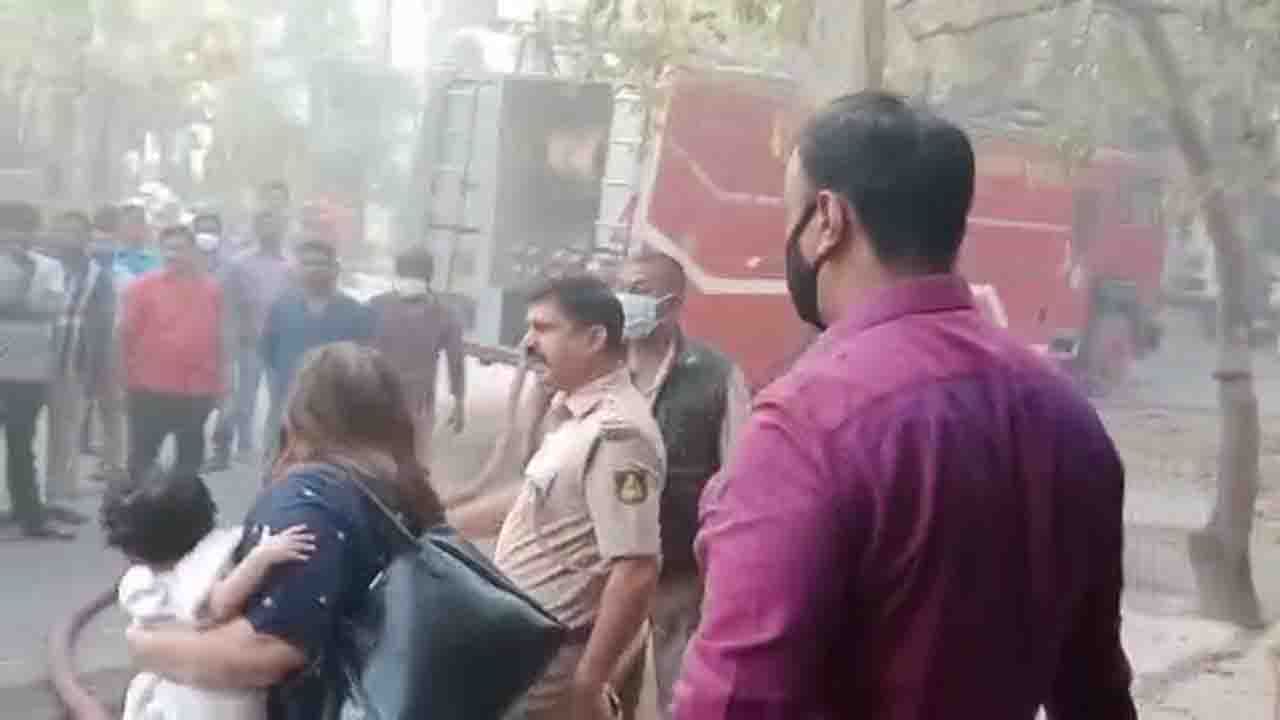 ಬಾಣಸವಾಡಿಯ ಸನ್ಸರ್ ಅಪಾರ್ಟ್ಮೆಂಟ್ನಲ್ಲಿ ಅಗ್ನಿ ಅವಘಡ; ಮಹಡಿಯಲ್ಲಿ ಸಿಲುಕಿದ್ದ ಜನರ ರಕ್ಷಣೆ ಬಾಣಸವಾಡಿಯ ಸನ್ಸರ್ ಅಪಾರ್ಟ್ಮೆಂಟ್ನಲ್ಲಿ ಅಗ್ನಿ ಅವಘಡ; ಮಹಡಿಯಲ್ಲಿ ಸಿಲುಕಿದ್ದ ಜನರ ರಕ್ಷಣೆ