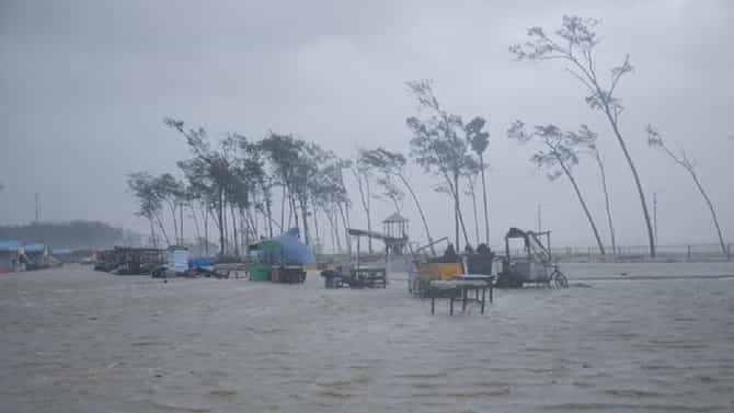 Cyclone Asani: ಅಸನಿ ಚಂಡಮಾರುತ ಪ್ರಭಾವ: ಆಂಧ್ರ ಕರಾವಳಿಯಲ್ಲಿ ಮಳೆ ಬಿರುಸು, ಬೀಸುತ್ತಿದೆ ಬಿರುಗಾಳಿ