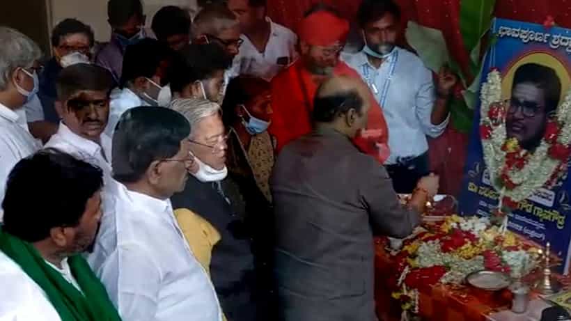 ಉಕ್ರೇನ್ನಲ್ಲಿ ಬಲಿಯಾದ ನವೀನ್ ಕುಟುಂಬಕ್ಕೆ 25 ಲಕ್ಷ ರೂ. ಪರಿಹಾರದ ಚೆಕ್ ವಿತರಿಸಿದ ಸಿಎಂ ಬೊಮ್ಮಾಯಿ