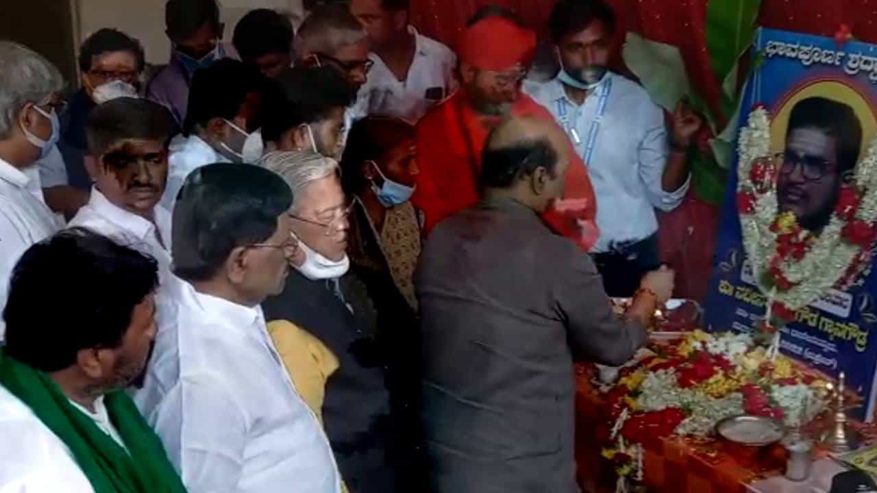 ಉಕ್ರೇನ್ನಲ್ಲಿ ಬಲಿಯಾದ ನವೀನ್ ಕುಟುಂಬಕ್ಕೆ 25 ಲಕ್ಷ ರೂ. ಪರಿಹಾರದ ಚೆಕ್ ವಿತರಿಸಿದ ಸಿಎಂ ಬೊಮ್ಮಾಯಿ ಉಕ್ರೇನ್ನಲ್ಲಿ ಬಲಿಯಾದ ನವೀನ್ ಕುಟುಂಬಕ್ಕೆ 25 ಲಕ್ಷ ರೂ. ಪರಿಹಾರದ ಚೆಕ್ ವಿತರಿಸಿದ ಸಿಎಂ ಬೊಮ್ಮಾಯಿ