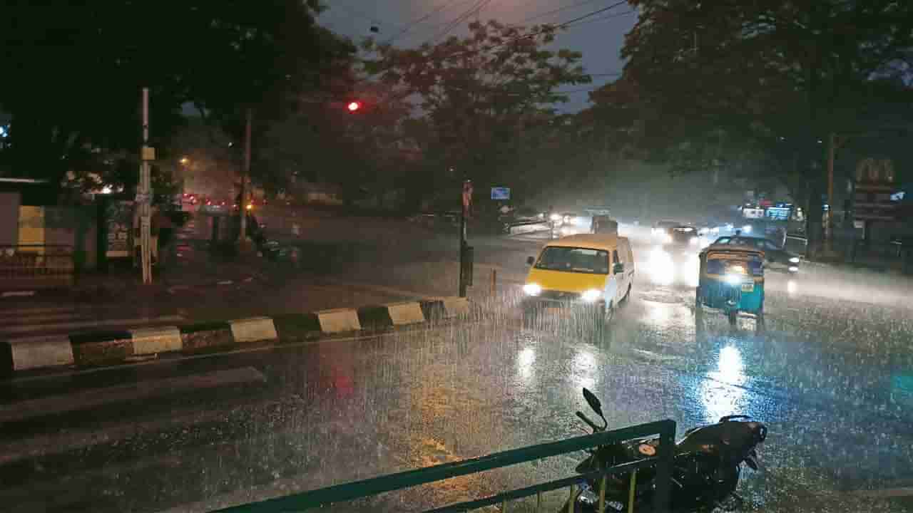 Bengaluru Rain: ರಾಜಧಾನಿ ಬೆಂಗಳೂರಿನಲ್ಲಿ ಇಂದು ಕೂಡ ವರುಣನ ಆರ್ಭಟ, ಹಲವೆಡೆ ಭಾರಿ ಮಳೆ