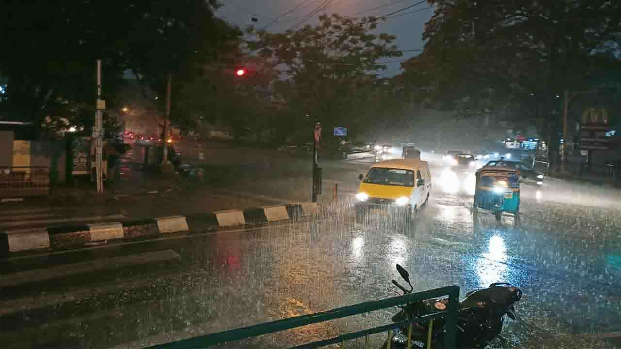 Bengaluru Rain: ಇಂದೂ ನಗರದಲ್ಲಿ ಭರ್ಜರಿ ಮಳೆ, ಇನ್ನೆರಡು ದಿನ ಬೆಂಗಳೂರು ಸೇರಿದಂತೆ ಹಲವು ಕಡೆ ಮಳೆ ಮುಂದುವರಿಯುವ ಸಾಧ್ಯತೆ Bengaluru Rain: ಇಂದೂ ನಗರದಲ್ಲಿ ಭರ್ಜರಿ ಮಳೆ, ಇನ್ನೆರಡು ದಿನ ಬೆಂಗಳೂರು ಸೇರಿದಂತೆ ಹಲವು ಕಡೆ ಮಳೆ ಮುಂದುವರಿಯುವ ಸಾಧ್ಯತೆ