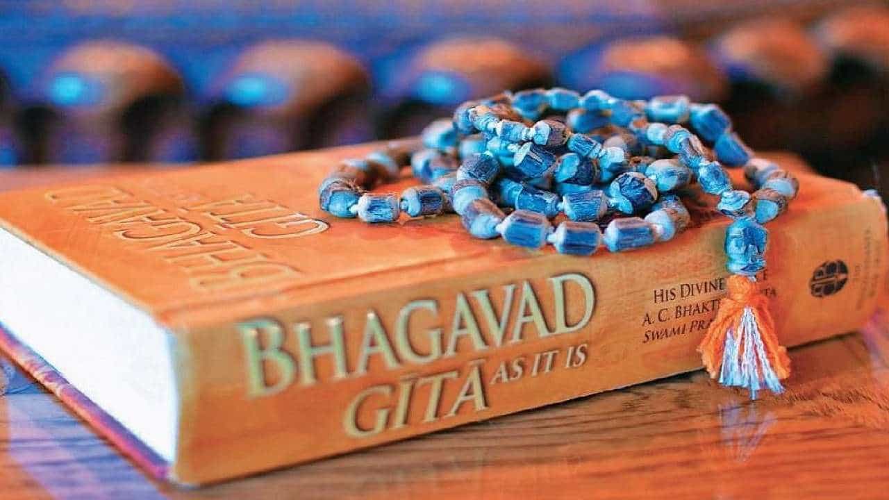 Bhagavad Gita: 6ರಿಂದ 12ನೇ ತರಗತಿ ವಿದ್ಯಾರ್ಥಿಗಳಿಗೆ ಶಾಲೆಗಳಲ್ಲಿ ಭಗವದ್ಗೀತೆ ಬೋಧನೆ; ಗುಜರಾತ್ ಸರ್ಕಾರ ಆದೇಶ Bhagavad Gita: 6ರಿಂದ 12ನೇ ತರಗತಿ ವಿದ್ಯಾರ್ಥಿಗಳಿಗೆ ಶಾಲೆಗಳಲ್ಲಿ ಭಗವದ್ಗೀತೆ ಬೋಧನೆ; ಗುಜರಾತ್ ಸರ್ಕಾರ ಆದೇಶ
