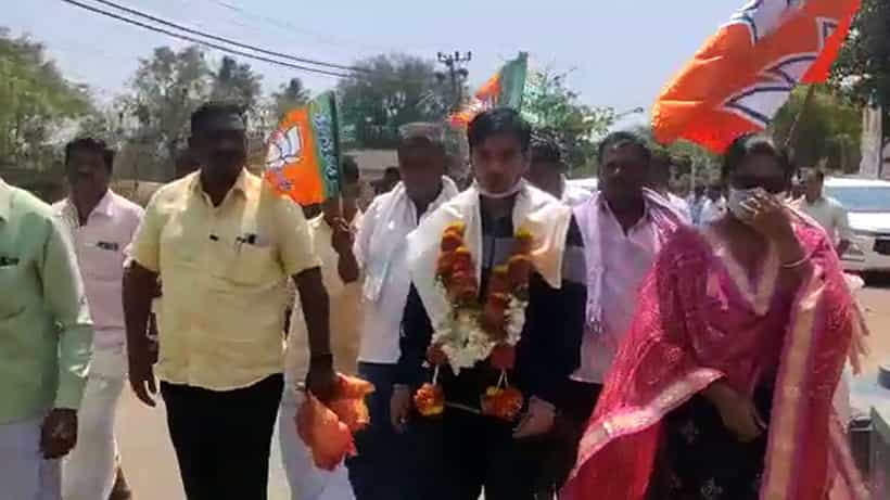 ಉಕ್ರೇನ್ನಿಂದ ಬಂದ ವಿದ್ಯಾರ್ಥಿಗೆ ಬಿಜೆಪಿ ಬಾವುಟ ಹಿಡಿದು ಸ್ವಾಗತ; ಬಿಜೆಪಿ ಮುಖಂಡರ ನಡೆಗೆ ಸಾರ್ವಜನಿಕರಿಂದ ವಿರೋಧ
