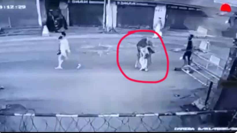 ಜಮ್ಮು ಮತ್ತು ಕಾಶ್ಮೀರದ ಸಿಆರ್ಪಿಎಫ್ ಶಿಬಿರದೊಳಗೆ ಬಾಂಬ್ ಎಸೆದ ಬುರ್ಖಾಧಾರಿ ಮಹಿಳೆ; ಕೃತ್ಯ ಕ್ಯಾಮೆರಾದಲ್ಲಿ ಸೆರೆ