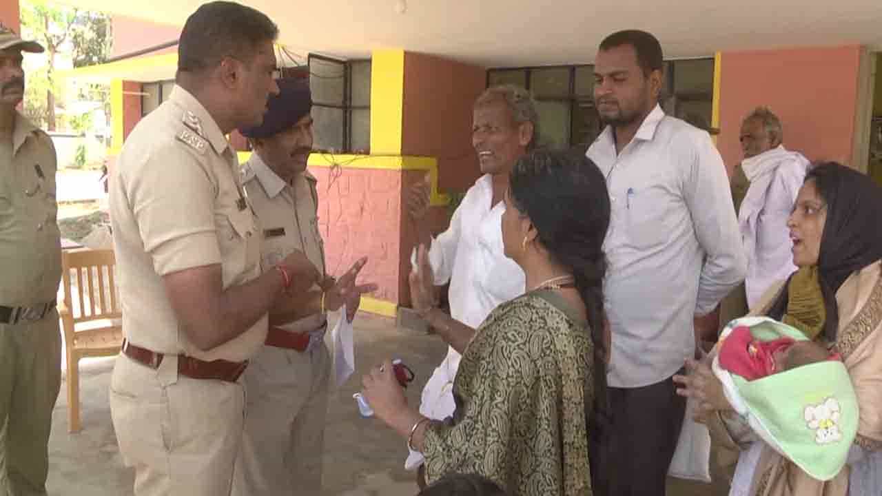 ವರದಕ್ಷಿಣೆ ಕಿರುಕುಳ ಗೃಹಿಣಿ ಸಾವು; ಆರೋಪಿ ಹೆಸರು ಕೈಬಿಟ್ಟಿದ್ದಕ್ಕೆ ವಿಷ ಸೇವಿಸುವುದಾಗಿ ಎಚ್ಚರಿಕೆ ಕೊಟ್ಟ ಪೋಷಕರು! ವರದಕ್ಷಿಣೆ ಕಿರುಕುಳ ಗೃಹಿಣಿ ಸಾವು; ಆರೋಪಿ ಹೆಸರು ಕೈಬಿಟ್ಟಿದ್ದಕ್ಕೆ ವಿಷ ಸೇವಿಸುವುದಾಗಿ ಎಚ್ಚರಿಕೆ ಕೊಟ್ಟ ಪೋಷಕರು!