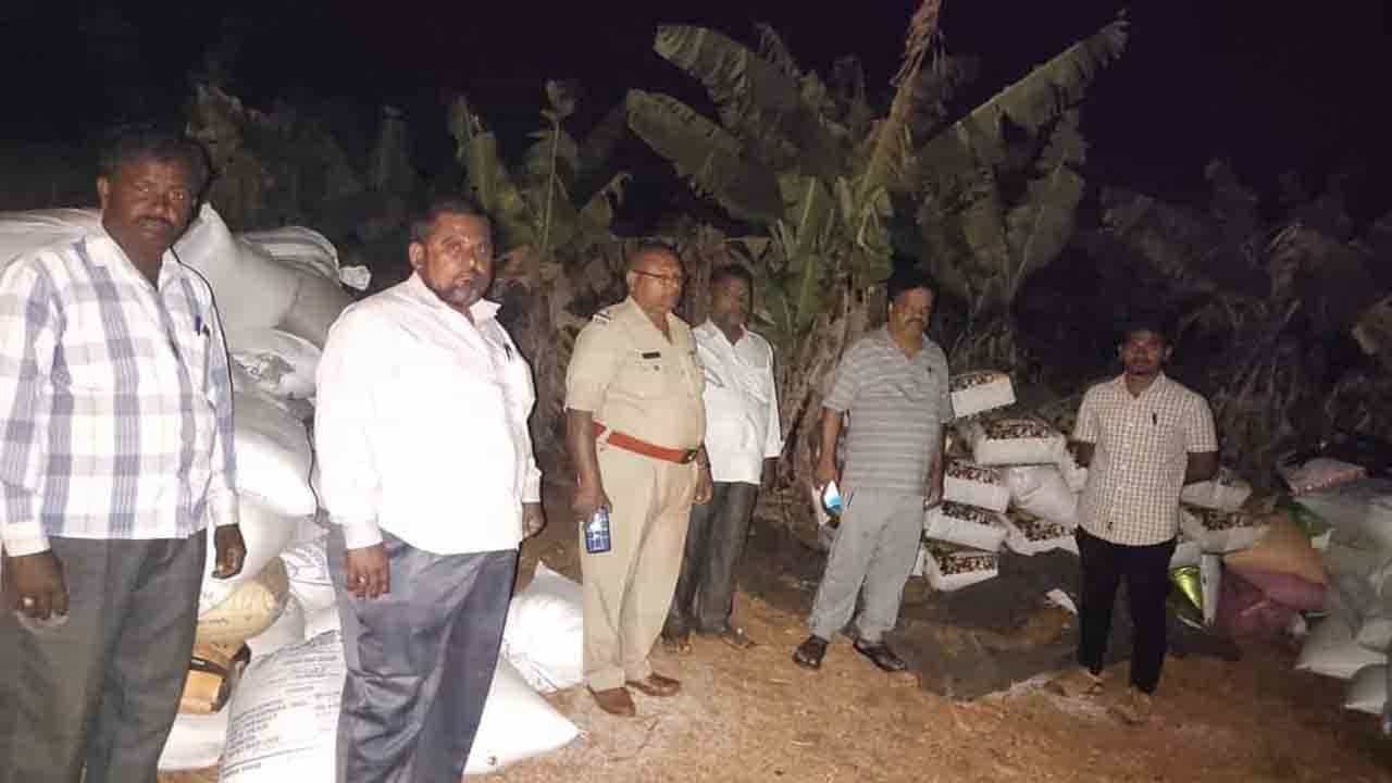 ಅಕ್ರಮವಾಗಿ ಪಡಿತರ ಅಕ್ಕಿ ದಾಸ್ತಾನಿನ ಮೇಲೆ ಅಧಿಕಾರಿಗಳ ದಾಳಿ; ಐವರ ವಿರುದ್ಧ ದೂರು ದಾಖಲು ಅಕ್ರಮವಾಗಿ ಪಡಿತರ ಅಕ್ಕಿ ದಾಸ್ತಾನಿನ ಮೇಲೆ ಅಧಿಕಾರಿಗಳ ದಾಳಿ; ಐವರ ವಿರುದ್ಧ ದೂರು ದಾಖಲು