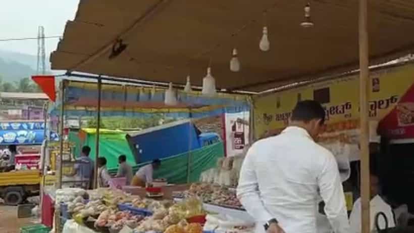 ಮೂಕಾಂಬಿಕ ದೇಗುಲ ಬಳಿಯಿರುವ ಹಿಂದೂಗಳ ಅಂಗಡಿಗಳ ಮೇಲೆ ವಿಹೆಚ್ಪಿ ಕಾರ್ಯಕರ್ತರಿಂದ ಕೇಸರಿ ಬಾವಟ ಅಳವಡಿಕೆ