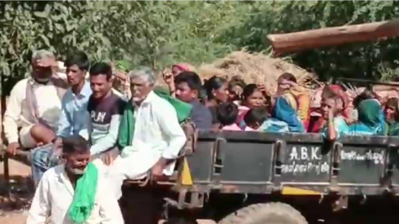 ಮಹಿಳೆಯರಿಬ್ಬರ ಆತ್ಮಹತ್ಯೆ ಪ್ರಕರಣ: ಜಿಲ್ಲಾಧಿಕಾರಿ ಕಚೇರಿ ಮುಂದೆ ಶವ ಇಟ್ಟು ಗ್ರಾಮಸ್ಥರು ಪ್ರತಿಭಟನೆ; ಅಧಿಕಾರಿಗಳ ಅಮಾನತಿಗೆ ಒತ್ತಾಯ