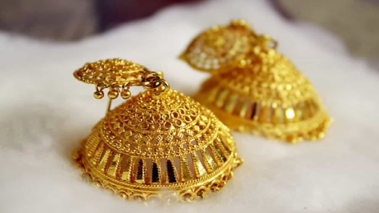 Gold Price Today: ಬೆಳ್ಳಿ ಬೆಲೆ ಒಂದೇ ದಿನದಲ್ಲಿ 1,100 ರೂ. ಕುಸಿತ; ಇಂದಿನ ಚಿನ್ನದ ಬೆಲೆ ಎಷ್ಟಿದೆ? Gold Price Today: ಬೆಳ್ಳಿ ಬೆಲೆ ಒಂದೇ ದಿನದಲ್ಲಿ 1,100 ರೂ. ಕುಸಿತ; ಇಂದಿನ ಚಿನ್ನದ ಬೆಲೆ ಎಷ್ಟಿದೆ?