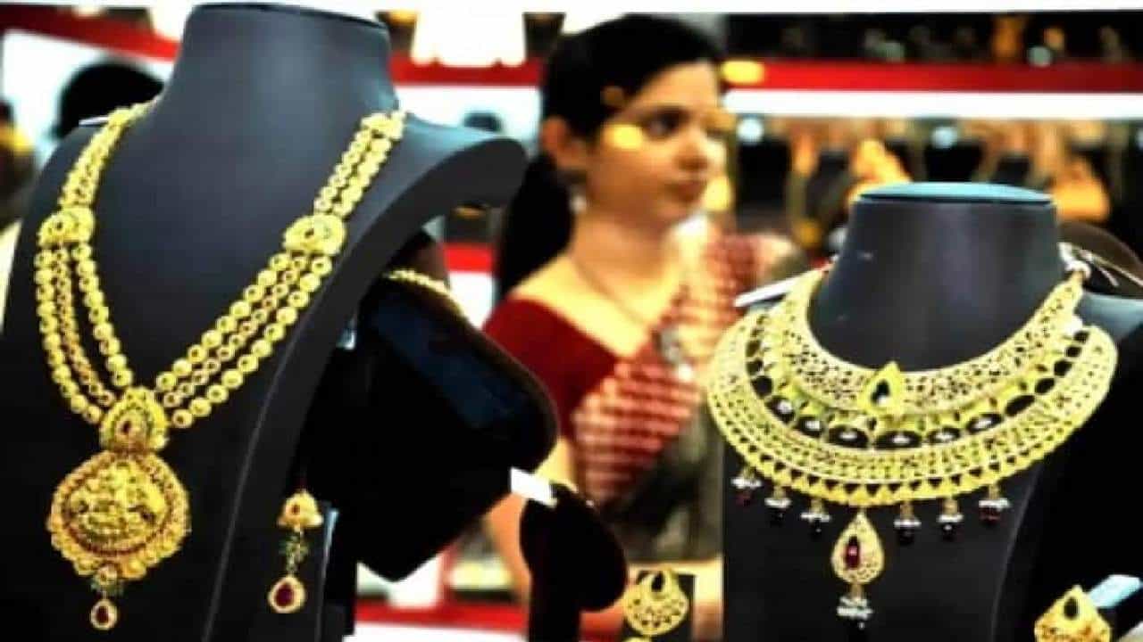 Gold Price Today: ಒಂದೇ ದಿನದಲ್ಲಿ 2,000 ರೂ. ಏರಿಕೆ ಕಂಡ ಬೆಳ್ಳಿ ದರ; ಚಿನ್ನದ ಬೆಲೆಯೂ ಮತ್ತೆ ಹೆಚ್ಚಳ Gold Price Today: ಒಂದೇ ದಿನದಲ್ಲಿ 2,000 ರೂ. ಏರಿಕೆ ಕಂಡ ಬೆಳ್ಳಿ ದರ; ಚಿನ್ನದ ಬೆಲೆಯೂ ಮತ್ತೆ ಹೆಚ್ಚಳ