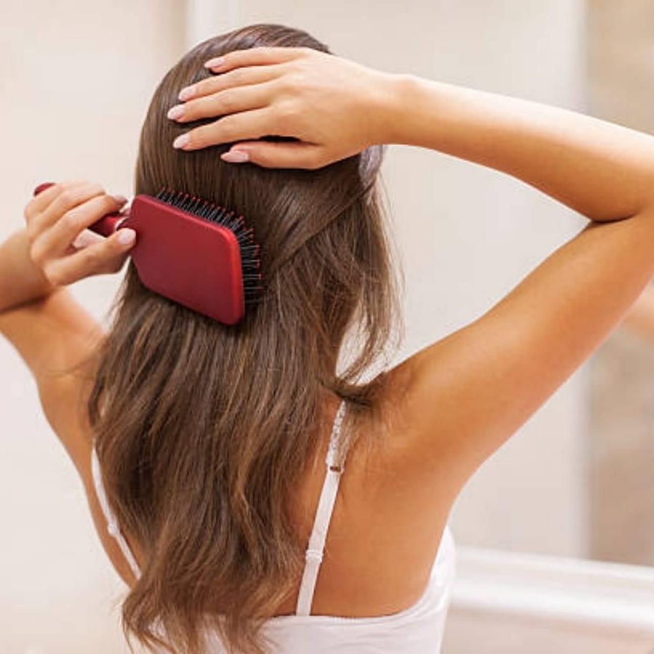 ಸುಂದರ ಮತ್ತು ಕಾಂತಿಯುತ ಚರ್ಮಕ್ಕೆ ಎಫ್ಫೋಲಿಯೇಟ್ ಅತ್ಯಗತ್ಯವಾಗಿರುವುದರಿಂದ, ನೆತ್ತಿಯು ಇದಕ್ಕೆ ಹೊರತಾಗಿಲ್ಲ. ನೆತ್ತಿಯಿಂದ ಸತ್ತ ಜೀವಕೋಶಗಳನ್ನು ತೆಗೆದುಹಾಕಲು, ಕೂದಲು ಕಿರುಚೀಲಗಳನ್ನು ಬಲಪಡಿಸಲು ಮತ್ತು ರಕ್ತ ಪರಿಚಲನೆ ಸುಧಾರಿಸಲು ನೆತ್ತಿಯನ್ನು ಎಫ್ಫೋಲಿಯೇಟ್ ಮಾಡಬೇಕಾಗುತ್ತದೆ. ಇದಕ್ಕಾಗಿ ನೀವು ಬಾಚಣಿಗೆಯಿಂದ ನಿಮ್ಮ ಕೂದಲನ್ನು ಚೆನ್ನಾಗಿ ಬಾಚಿಕೊಳ್ಳಬಹುದು. ನೀವು ಬಳಸಬಹುದಾದ ನೆತ್ತಿಯ ಸ್ಕ್ರಬ್ಬರ್‌ಗಳು ಮಾರುಕಟ್ಟೆಯಲ್ಲಿ ಲಭ್ಯವಿದೆ.