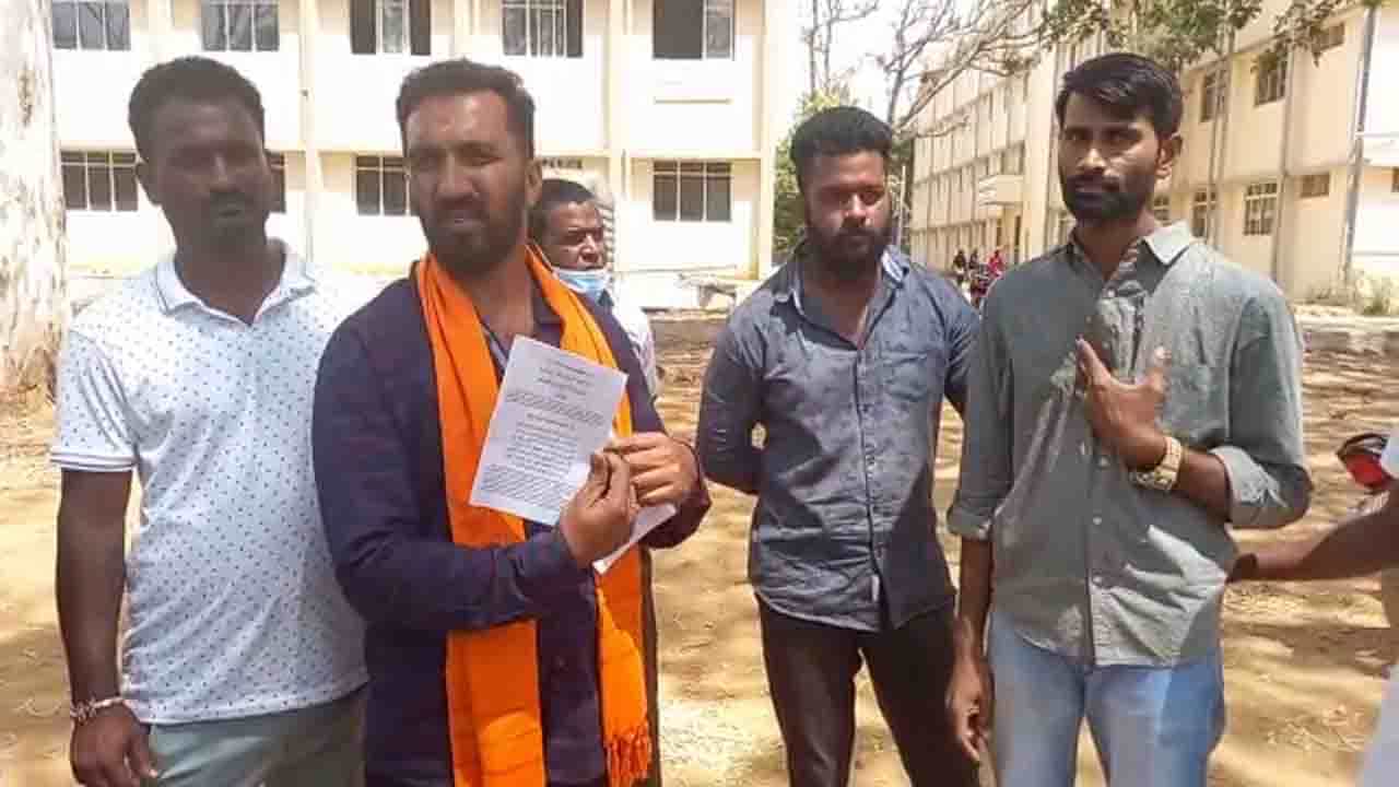 ವಿದ್ಯಾರ್ಥಿಗಳ ಮತಾಂತರಕ್ಕೆ ಯತ್ನ ಆರೋಪ; ಯುವಕನನ್ನು ಥಳಿಸಿ ಪೊಲೀಸರಿಗೊಪ್ಪಿಸಿದ ಹಿಂದೂ ಕಾರ್ಯಕರ್ತರು ವಿದ್ಯಾರ್ಥಿಗಳ ಮತಾಂತರಕ್ಕೆ ಯತ್ನ ಆರೋಪ; ಯುವಕನನ್ನು ಥಳಿಸಿ ಪೊಲೀಸರಿಗೊಪ್ಪಿಸಿದ ಹಿಂದೂ ಕಾರ್ಯಕರ್ತರು