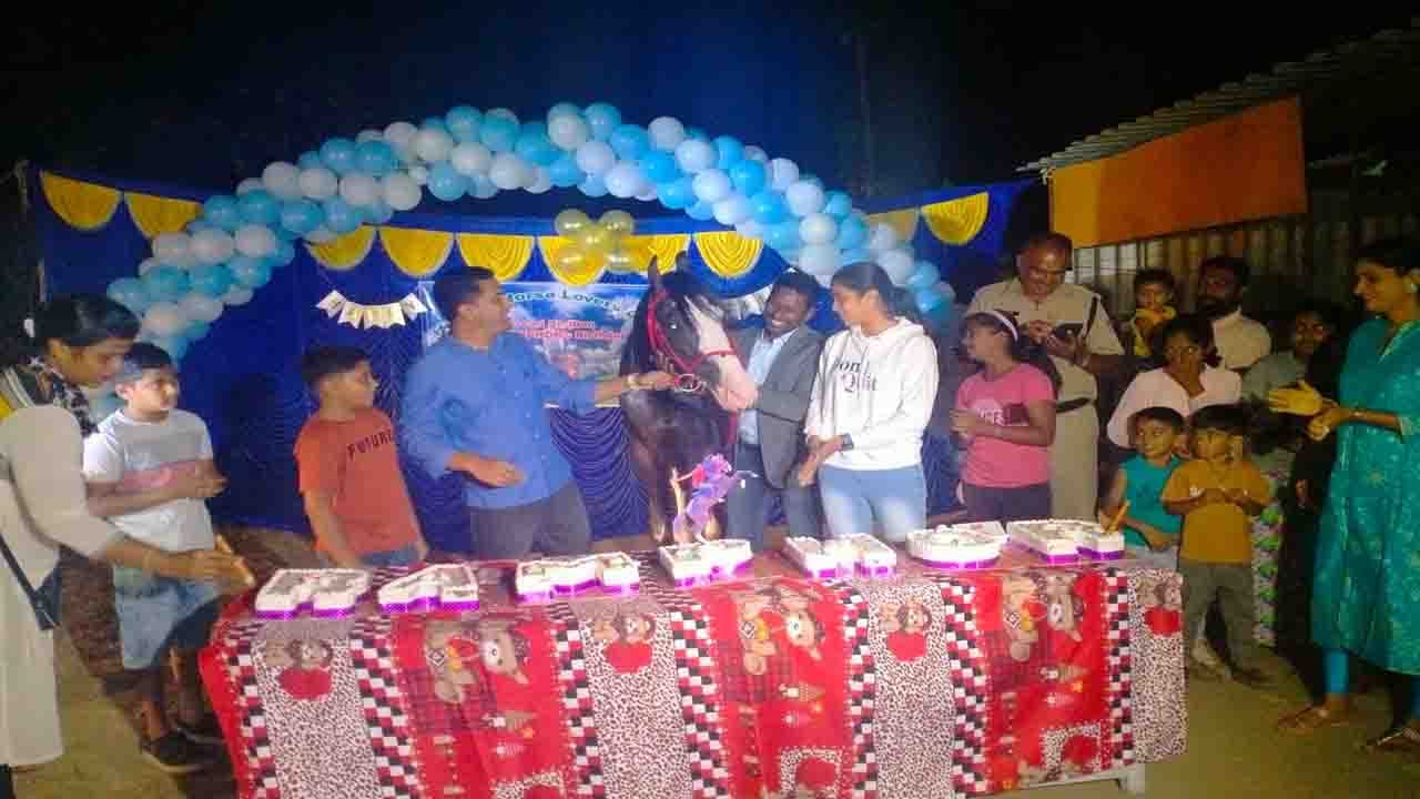 ಮಹಾರಾಣಾ ಪ್ರತಾಪ್ ಬಳಸುತ್ತಿದ್ದ ತಳಿಯ ಕುದುರೆ ಖರೀದಿಸಿ ಅದಕ್ಕೆ ಹುಟ್ಟು ಹಬ್ಬ ಆಚರಿಸಿದ ಸ್ನೇಹಿತರು ಮಹಾರಾಣಾ ಪ್ರತಾಪ್ ಬಳಸುತ್ತಿದ್ದ ತಳಿಯ ಕುದುರೆ ಖರೀದಿಸಿ ಅದಕ್ಕೆ ಹುಟ್ಟು ಹಬ್ಬ ಆಚರಿಸಿದ ಸ್ನೇಹಿತರು