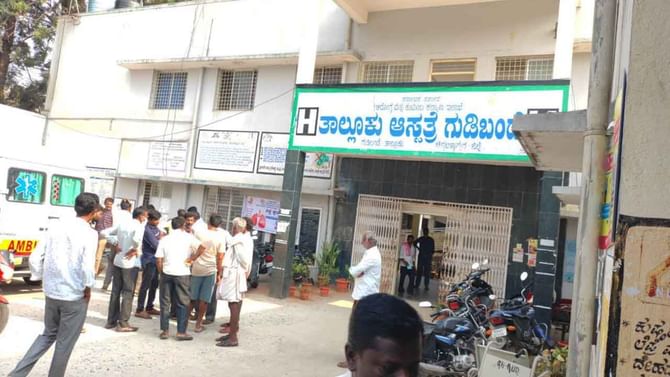 ಚಿಕ್ಕಬಳ್ಳಾಪುರದಲ್ಲಿ ಸಿಗರೇಟ್ ಕೇಳಿದ್ದವನಿಗೆ ಬುದ್ಧಿವಾದ ಹೇಳಿದ್ದಕ್ಕೆ ಚಾಕುವಿನಿಂದ ಇರಿತ! ಚಿಕ್ಕಬಳ್ಳಾಪುರದಲ್ಲಿ ಸಿಗರೇಟ್ ಕೇಳಿದ್ದವನಿಗೆ ಬುದ್ಧಿವಾದ ಹೇಳಿದ್ದಕ್ಕೆ ಚಾಕುವಿನಿಂದ ಇರಿತ!