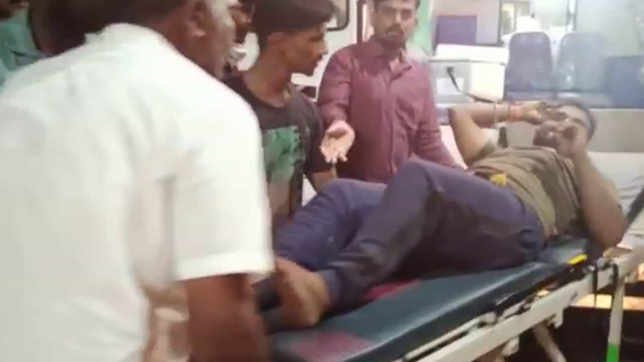 ರಥ ಎಳೆಯುವ ಸಂದರ್ಭದಲ್ಲಿ ಅಹಿತಕರ ಘಟನೆ; ನೂಕು ನುಗ್ಗಲಿಗೆ ಸಿಲುಕಿ ಕಾಲು ಕಳೆದುಕೊಂಡ ಭಕ್ತ ರಥ ಎಳೆಯುವ ಸಂದರ್ಭದಲ್ಲಿ ಅಹಿತಕರ ಘಟನೆ; ನೂಕು ನುಗ್ಗಲಿಗೆ ಸಿಲುಕಿ ಕಾಲು ಕಳೆದುಕೊಂಡ ಭಕ್ತ