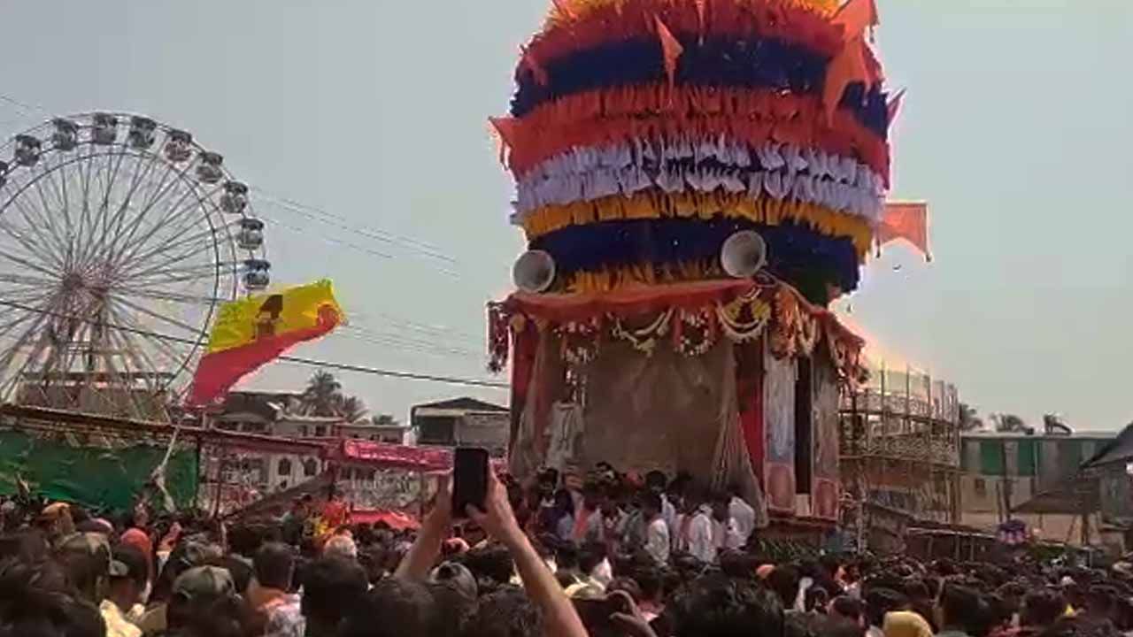 ಶಿರಸಿಯಲ್ಲಿ ಅದ್ದೂರಿ ಮಾರಿಕಾಂಬಾ ಜಾತ್ರೆ; ಜನಸಾಗರದ ನಡುವೆ ರಾರಾಜಿಸಿದ ಅಪ್ಪು ಭಾವಚಿತ್ರವಿರುವ ಬಾವುಟ