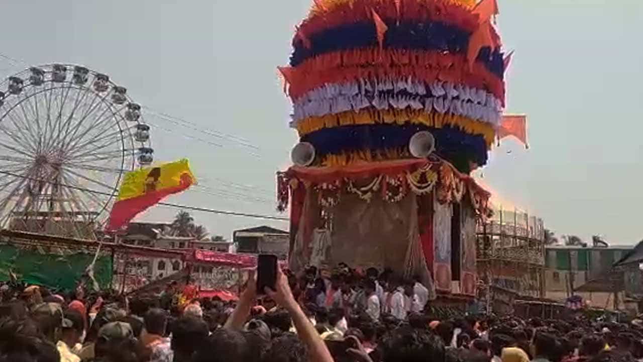 ಶಿರಸಿಯಲ್ಲಿ ಅದ್ದೂರಿ ಮಾರಿಕಾಂಬಾ ಜಾತ್ರೆ; ಜನಸಾಗರದ ನಡುವೆ ರಾರಾಜಿಸಿದ ಅಪ್ಪು ಭಾವಚಿತ್ರವಿರುವ ಬಾವುಟ ಶಿರಸಿಯಲ್ಲಿ ಅದ್ದೂರಿ ಮಾರಿಕಾಂಬಾ ಜಾತ್ರೆ; ಜನಸಾಗರದ ನಡುವೆ ರಾರಾಜಿಸಿದ ಅಪ್ಪು ಭಾವಚಿತ್ರವಿರುವ ಬಾವುಟ