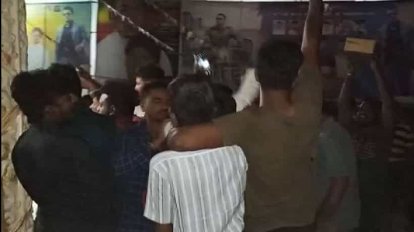 ಟಿಕೆಟ್ ಸಿಗದಿದ್ದಕ್ಕೆ ಅಭಿಮಾನಿಗಳ ಆಕ್ರೋಶ; ಟಾಕೀಸ್ಗೆ ಕಲ್ಲು ತೂರಾಟ ಕಿಟಕಿ ಗಾಜು ಪುಡಿ ಪುಡಿ