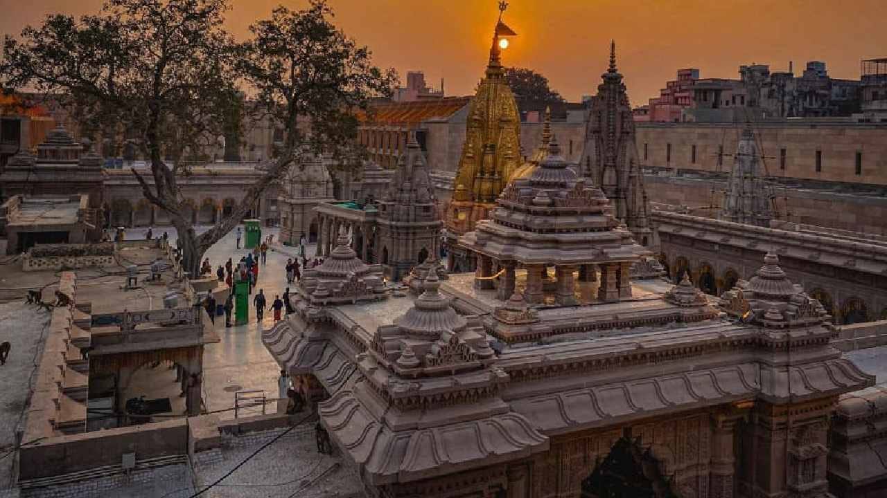 ಕಾಶಿ ವಿಶ್ವನಾಥ ದೇವಸ್ಥಾನಕ್ಕೆ ಅನಾಮಧೇಯ ಭಕ್ತರಿಂದ 60 ಕೆಜಿ ಚಿನ್ನ ದಾನ; ಗರ್ಭಗುಡಿಯ ಅಲಂಕಾರಕ್ಕೆ 37 ಕೆಜಿ ಚಿನ್ನ ಬಳಕೆ ಕಾಶಿ ವಿಶ್ವನಾಥ ದೇವಸ್ಥಾನಕ್ಕೆ ಅನಾಮಧೇಯ ಭಕ್ತರಿಂದ 60 ಕೆಜಿ ಚಿನ್ನ ದಾನ; ಗರ್ಭಗುಡಿಯ ಅಲಂಕಾರಕ್ಕೆ 37 ಕೆಜಿ ಚಿನ್ನ ಬಳಕೆ